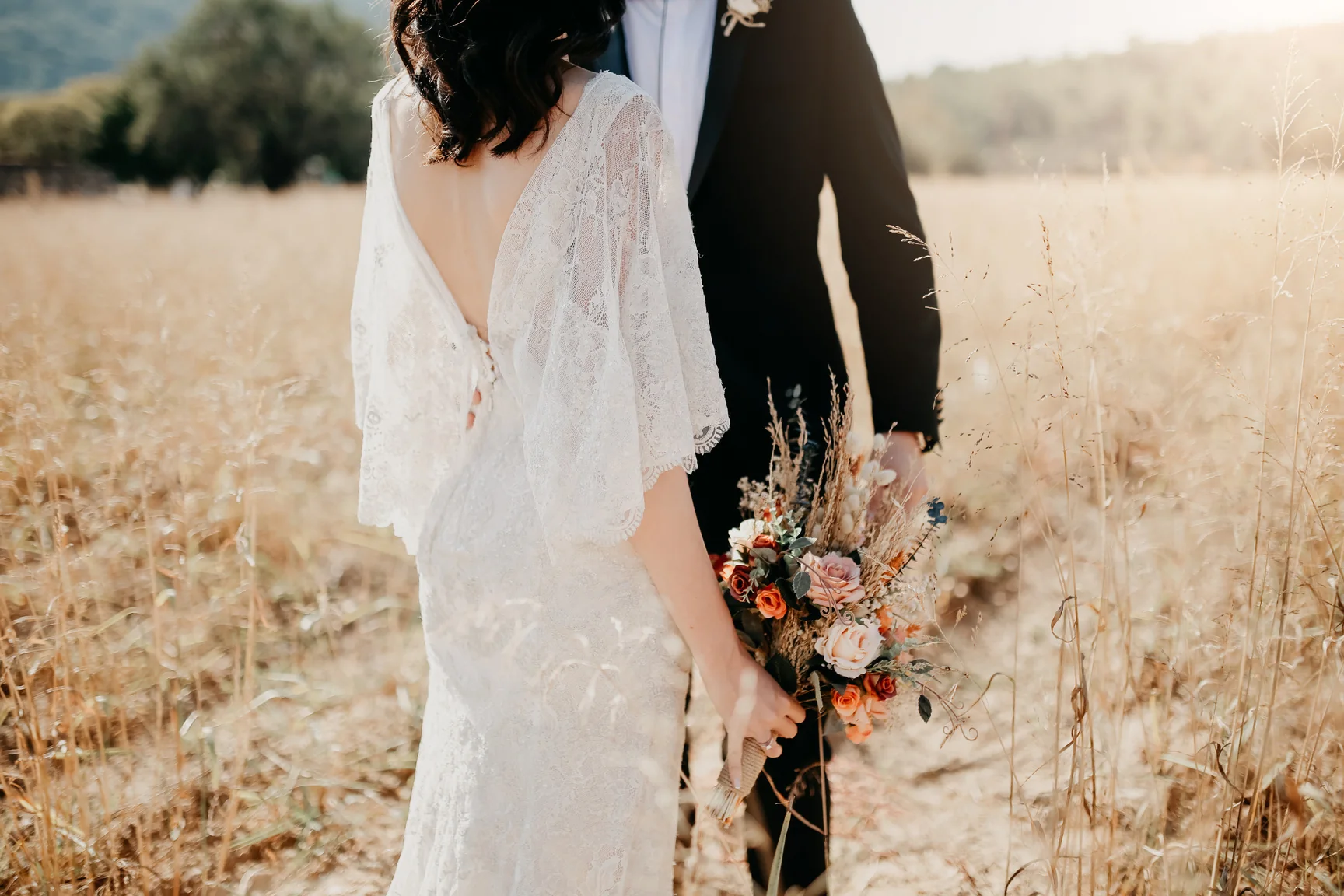 Novia caminando hacia la ceremonia