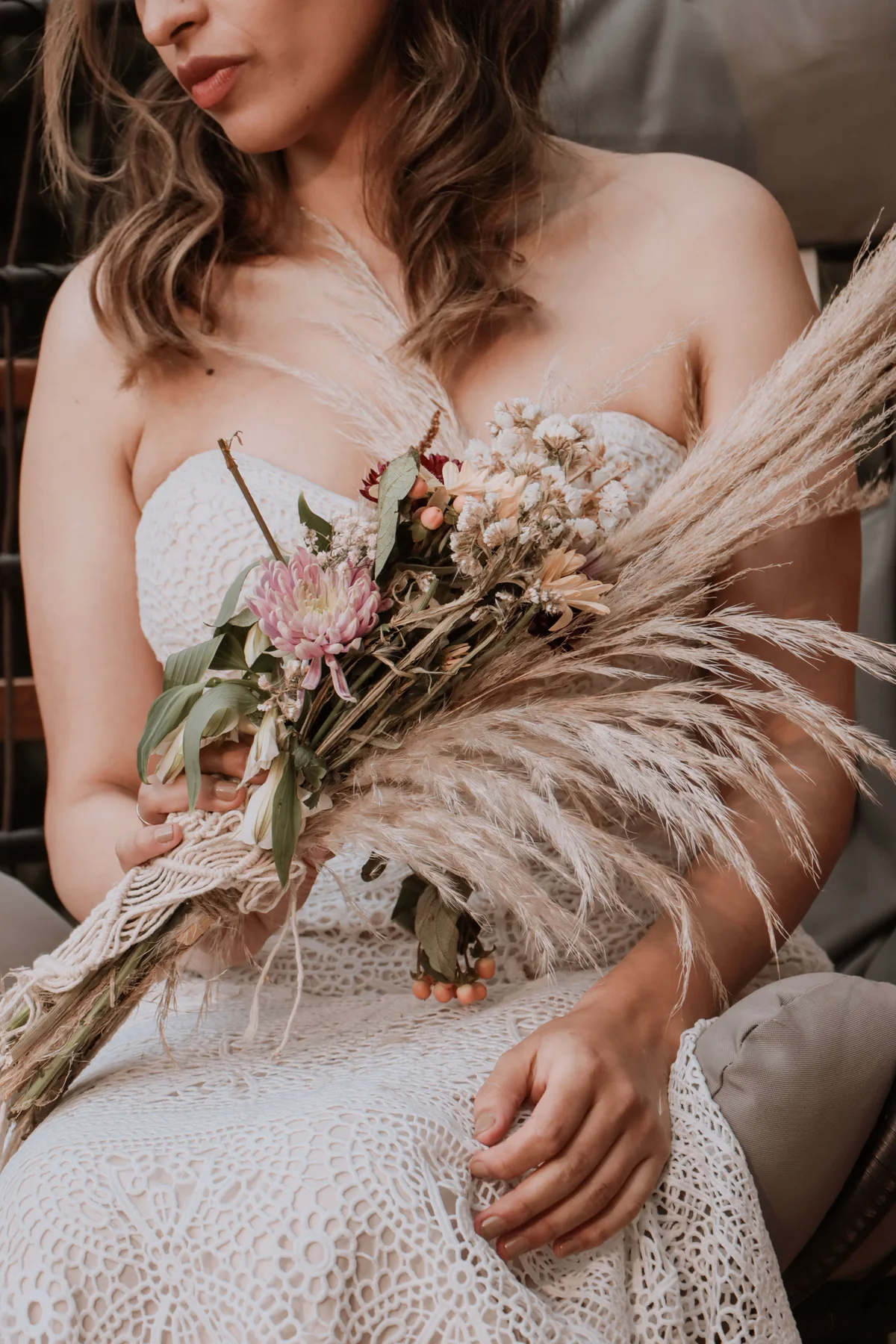 Novia con ramo durante una cobertura fotográfica de TSD Eventos