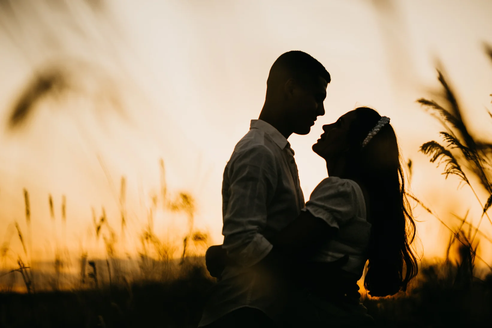 Silueta de una pareja al atardecer fotografiada por TSD Eventos