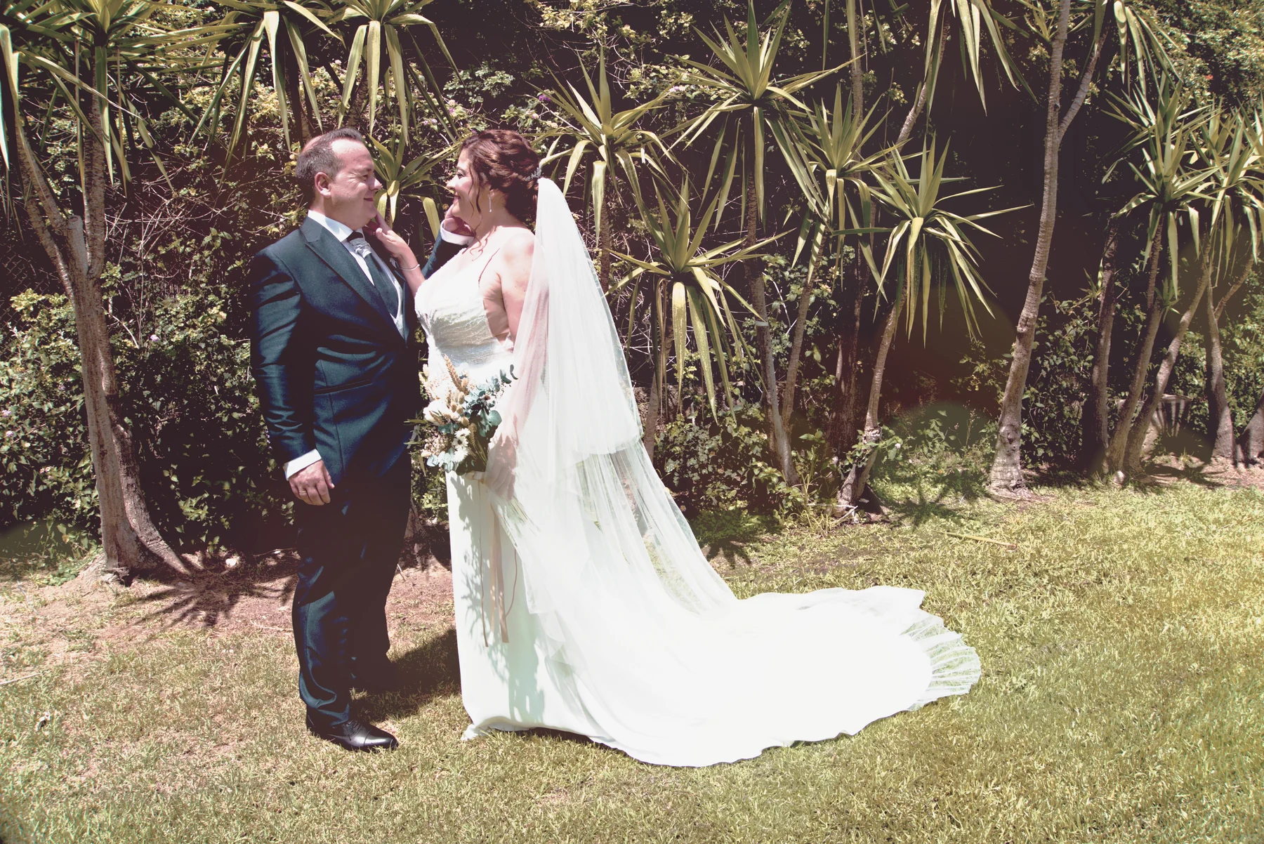 Sesión de pareja en un jardín el día de la boda