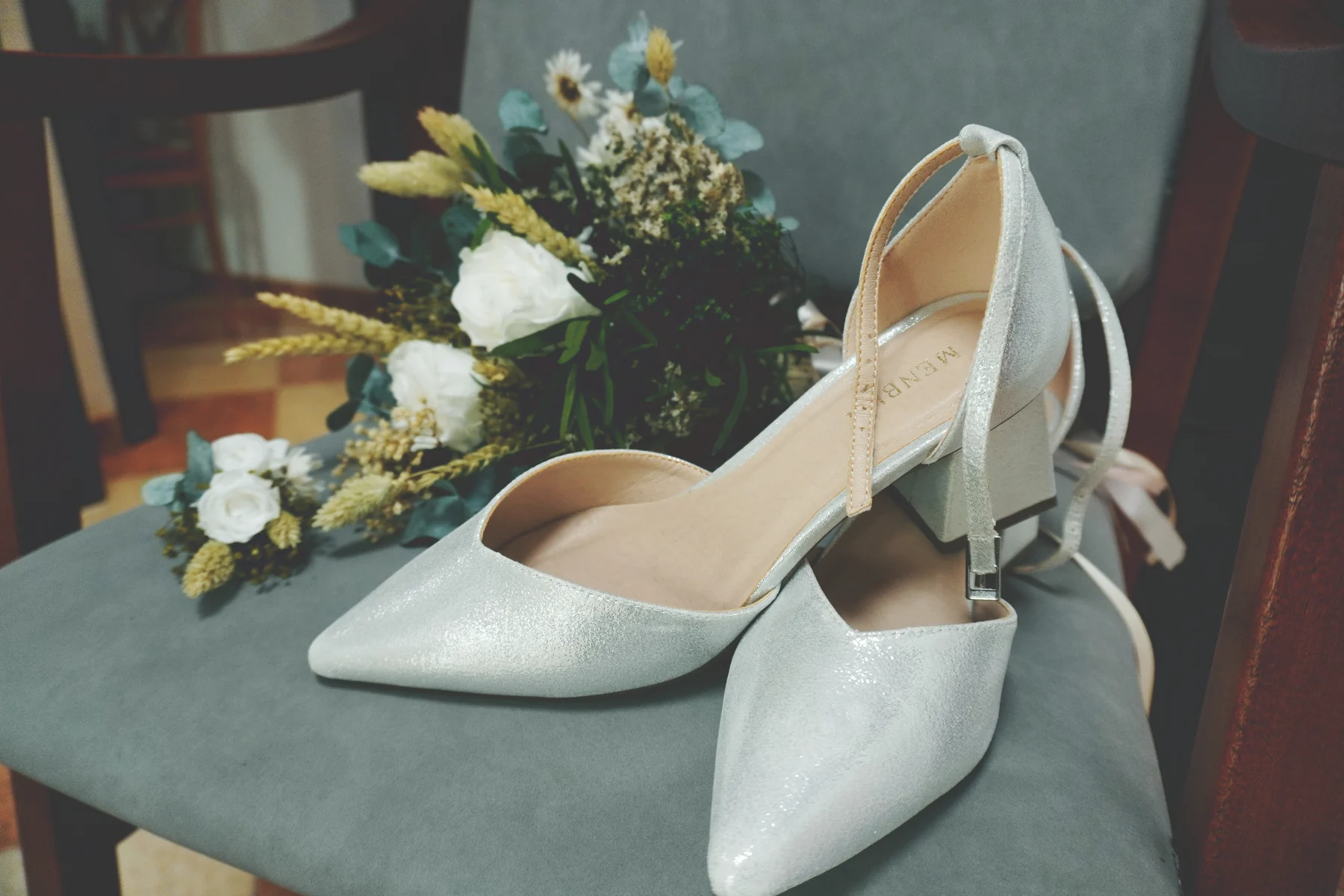 Zapatos de novia junto al ramo de boda
